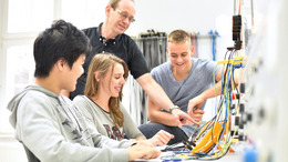 technische Berufsausbildung - Ausbilder mit jugendlichen Azubis im Unterricht an der Berufsschule