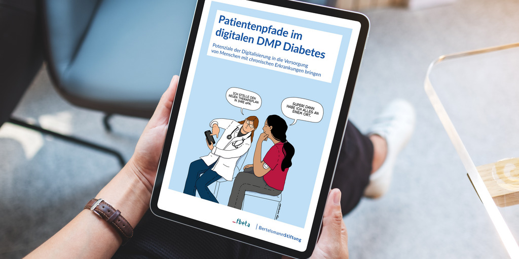 Zu sehen sind Hände, die ein Tablet in der Hand halten. Daraif ist das Cover der Studie " Patientenpfade im dDMP Diabetes" zu sehen.