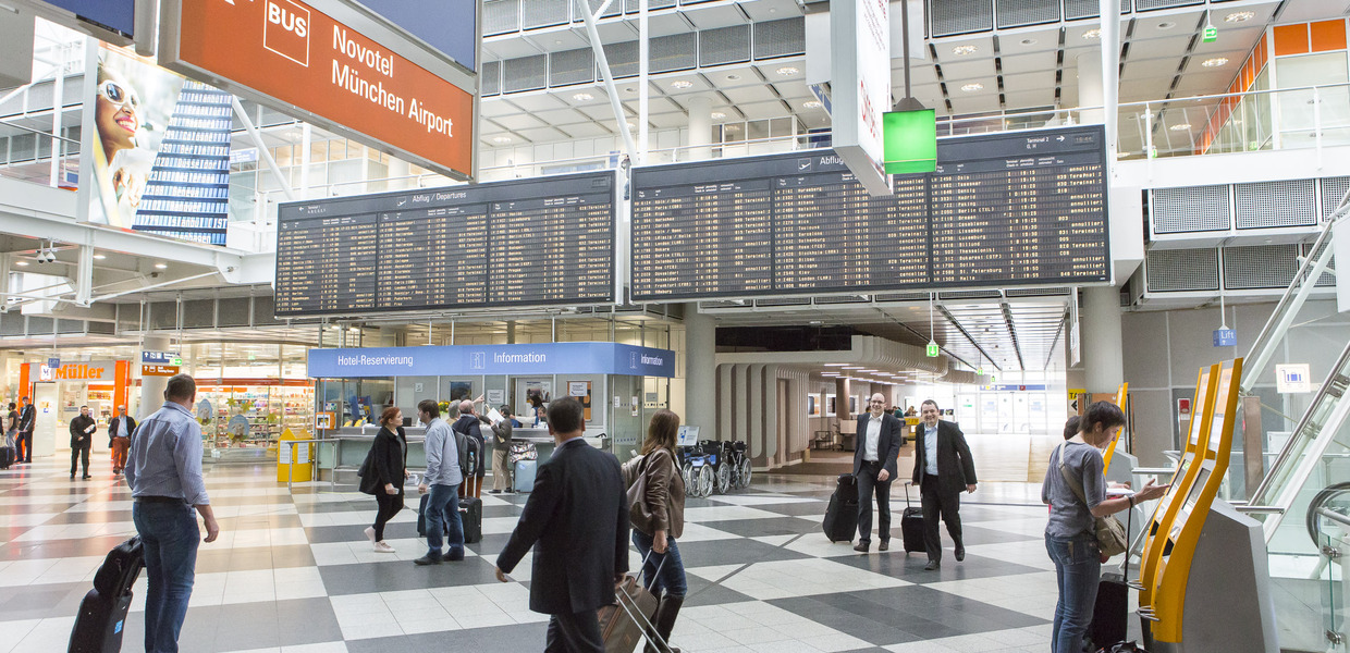 Personen laufen durch Flughafen