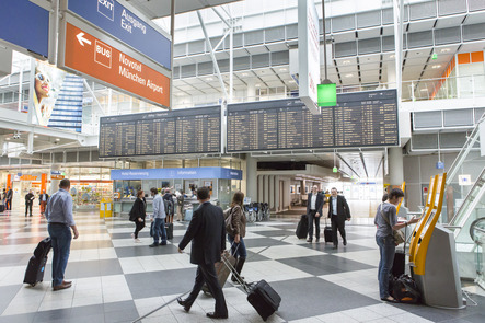 Personen laufen durch Flughafen