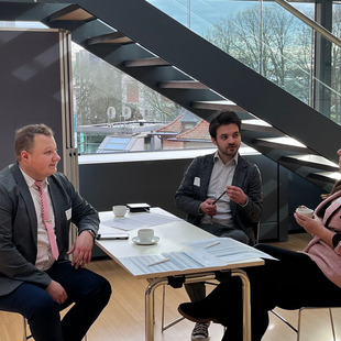 Diskussion am Tisch