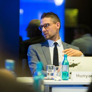 Huanyadi am Diskussionstisch