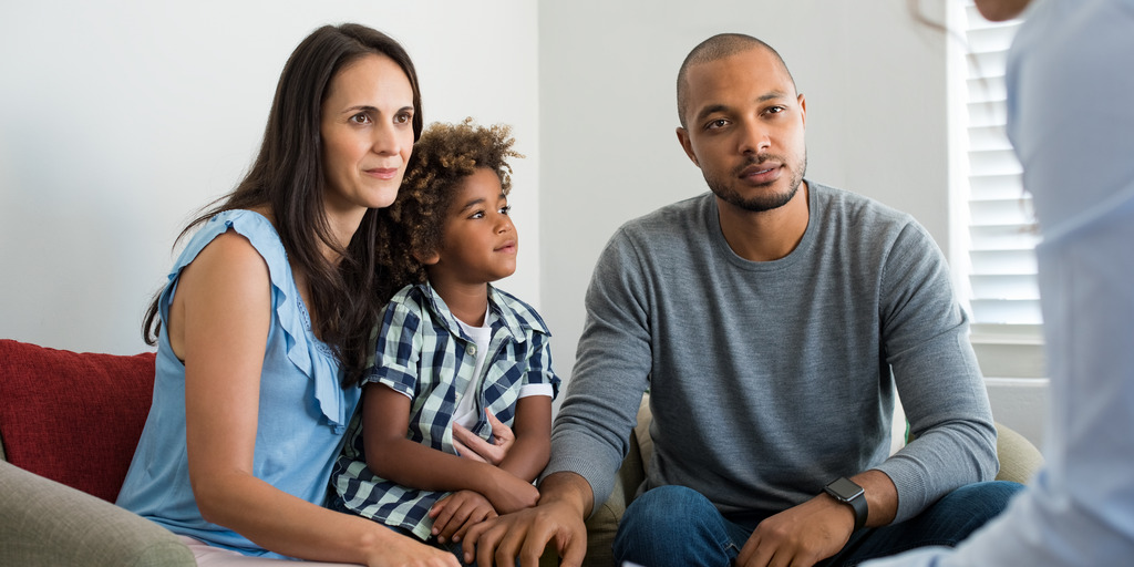 Eine Familie mit Kind mit einer Beraterin