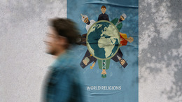 Person vor Plakat mit Darstellung zu Weltreligionen