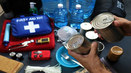 Erstellung eines Katastrophen-Kits, das in einem Go-Bag enthalten sein kann. Essensdosen, Wasser und erste Hilfe Taschen
