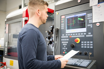 Mann programmiert Maschine