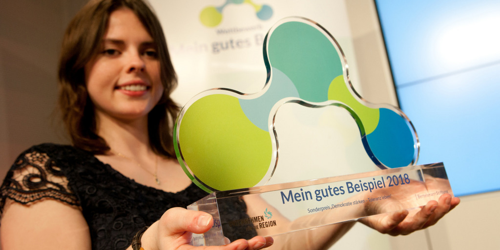 Festakt "Mein Gutes Beispiel" in Berlin am 12. April 2018. Zu sehen ist eine Frau, die den Preis in der Hand hält.