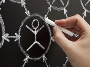 Eine Hand zeichnet mit Kreide auf einer Tafel das Konzept des Social networking; Foto für Broschüre Radar Gesellschaftlicher Zusammenhalt;  Foto für Pressemeldung vom 16.07.2013: Beim Zusammenhalt ist Deutschland nur Mittelmaß. Studie der Bertelsmann (© Ivelin Radkov / Fotolia.com)