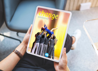 Das Bild zeigt eine Person, die auf einem Tablet die aktuelle Ausgabe des Change Magazins der Bertelsmann Stiftung liest. Auf dem Cover: Eine künstlerische Szene, in der eine Frau von mehreren Personen gestützt wird