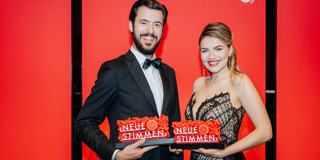 The winners of the NEUE STIMMEN 2022 competition, Francesca Pia Vitale und Carles Pachon, are posing for a picture after the final concert.