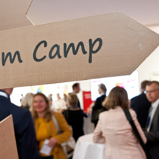 Wegweiser mit dem Schilder zum Camp Q