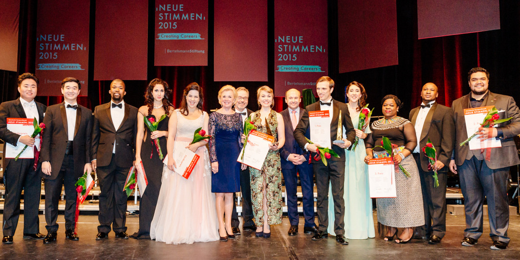 Group photo with the participants of the NEUE STIMMEN 2015 final, Liz Mohn and Dominique Meyer.