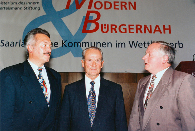 Auftaktveranstaltung "Modern und Bürgernah – Reform der saarländischen Kommunalverwaltung" am 1. Juni in der Kongresshalle Saarbrücken. V.l.: Saarlands Innenminister Friedel Läpple, Reinhard Mohn und der saarländische Ministerpräsident Oskar Lafontaine.