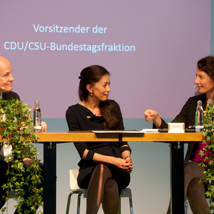 Ralph Brinkhaus, Vorsitzender der CDU/CSU-Bundestagsfraktion, Saori Dubourg, Vorständin bei der BASF SE und Moderatorin Miriam Janke im Gespräch
