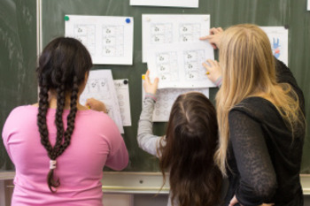 Kinder vor einer Tafel