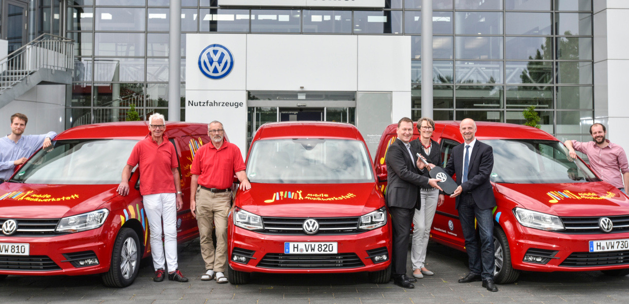 (© Volkswagen Nutzfahrzuge) Drei rote Caddys werden übergeben