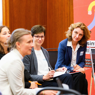 Damen diskutieren in der Runde
