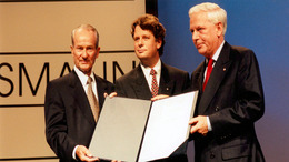 Reinhard Mohn hands out the Carl Bertelsmann Prize 1997 to Lodewijk de Waal and Hans Blankert.