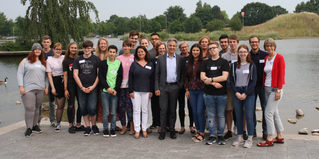 Gruppenbild vor dem See der Bertelsmann Stiftung