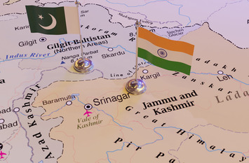 India and Pakistan flags on the map &copy; Kishor &ndash; stock.adobe.com
