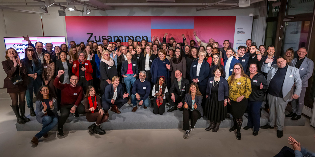 Gruppenbild der Preisträger:innen des Wettbewerbs "Zusammen wachsen"