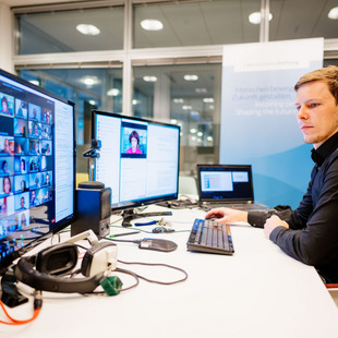 Techniker im Technikraum