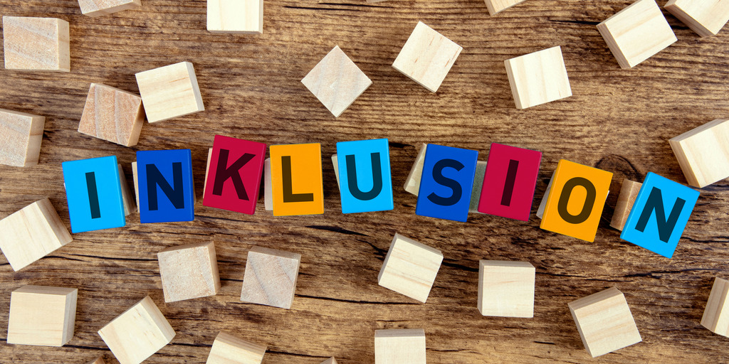 Der Begriff "Inklusion" mit bunten Bauklötzen dargestellt.