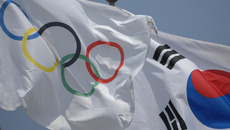 Flagge_Olympia_Südkorea_Skoreaandolympicflag_ST-NW(© anja_johnson/Wikimedia Commons - CC BY 2.0, https://creativecommons.org/licenses/by/2.0/deed.en)