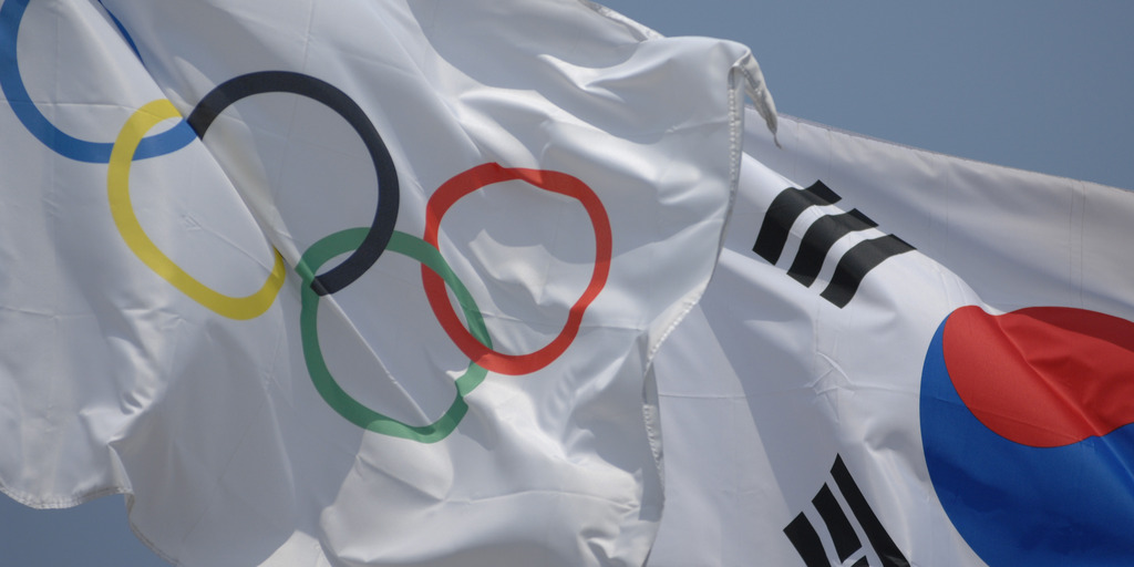 Olympic flag and South Korean flag. Photo by Anja Johnson via Wikimedia Commons.