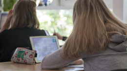 Schülerin im Unterricht mit Tablet