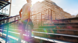 Ein junger Mann geht eine Treppe hinauf