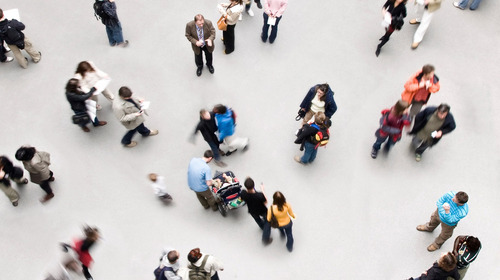 Menschen auf einem Platz aus der Vogelperspektive