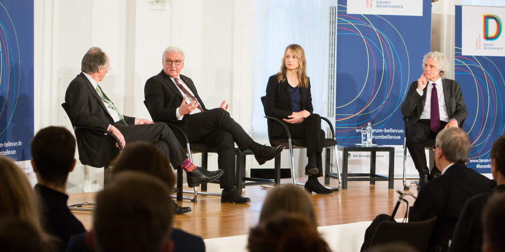 Blick aufs Podium beim 8. Forum Bellevue am 25.11.2019 zum Thema "Welche Zukunft? Über Demokratie und Fortschritt". Von links: der britische Schriftsteller Ian McEwan, der Bundespräsident Frank-Walter Steinmeier, die deutsche Kognitions- und Neurowissenschaftlerin Maren Urner und der US-amerikanisch-kanadische Psychologe und Kognitionswissenschaftler Steven Pinker.