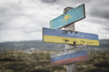 Kasachstan, Ukraine und russische Flaggen auf schild im freien in der natur.