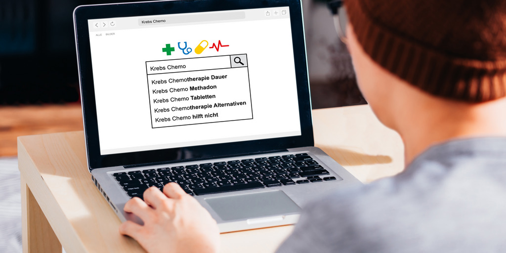 Person recherchiert im Internet nach Informationen zu Krebs