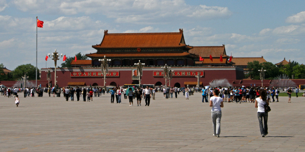 Blick auf den Tian’anmen-Platz in Peking. Im Hintergrund zu sehen ist das Tor des Himmlischen Friedens, der Eingang zur Verbotenen Stadt, dem Kaiserpalast.