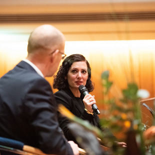 Im Gespräch von links: Dr. Kai Unzicker/Bertelsmann Stiftung und Prof. Dr. Naika Foroutan/Direktorin des Berliner Instituts für Integrations- und Migrationsforschung (BIM) der Humboldt Universität zu Berlin.