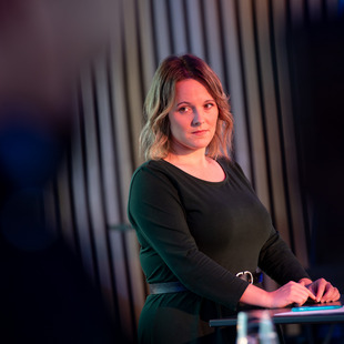Jessica Rosenthal, Bundesvorsitzende der Jusos, steht an ihrem Pult, hat die Hände darauf übereinander gelegt und hört Franziska Brandmann zu.