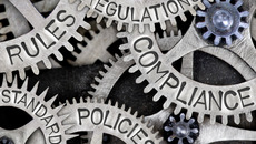 Mehrere Zahnräder, auf denen Worte wie Rules Regulations, Compliance, Standards und Policies stehen.(© EtiAmmos - stock.adobe.com)