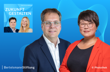 Collage der Teilnehmer:innen der aktuellen Folge des Podcasts "Zukunft gestalten": Irene Braam und Brandon Bohrn sind gro&szlig; im Vordergrund zu sehen, im Hintergrund und kleiner sind die Moderator:innen des Podcasts, Malva Sucker und Jochen Arntz, zu sehen.