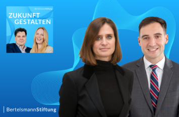 Collage der Teilnehmer:innen der aktuellen Folge des Podcasts "Zukunft gestalten": Irene Braam und Brandon Bohrn sind groß im Vordergrund zu sehen, im Hintergrund und kleiner sind die Moderator:innen des Podcasts, Malva Sucker und Jochen Arntz, zu sehen.