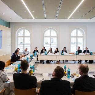Ansicht des Plenums der Diskussionsrunde zur Attraktivität Deutschlands für ausländische Fachkräfte