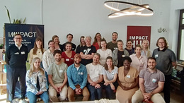 Gruppe von Menschen stehen beim Impact Hub Hamburg, 21.05.2025, IMMPACT Guide Roadshow zusammen