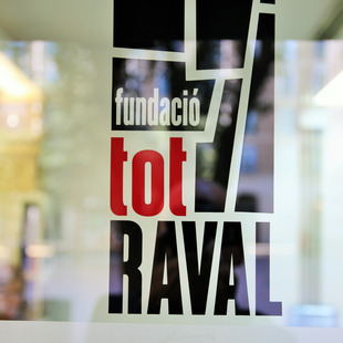 The door plate of the Tot Raval Foundation