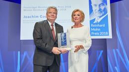 Bundespräsident Joachim Gauck mit Liz Mohn bei der Verleihung des Reinhard Mohn Preises 2018