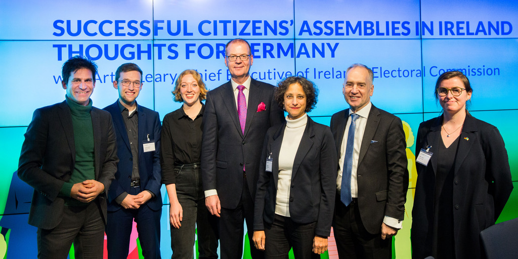 Gruppenbild vor Medienwand
