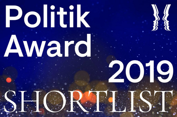 Logo Der Text Politik Award 2019 Shortlist steht auf blauem Hintergrund