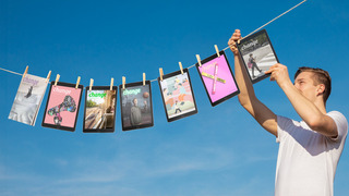 Eine Wäscheleine mit den Covern der letzten change-Ausgaben.