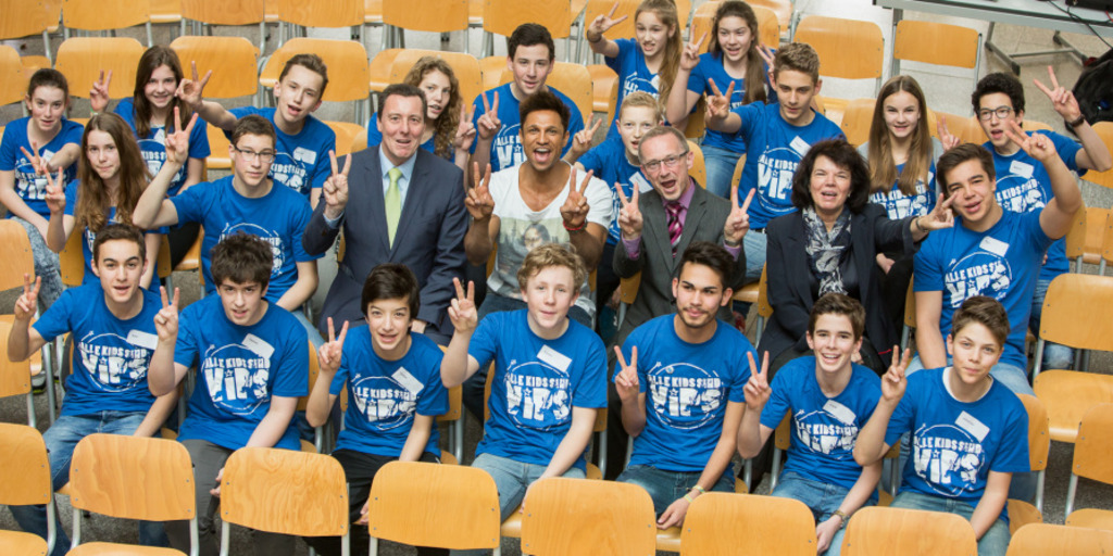 Gruppenfoto mit Daniel Aminati sowie Schülern und Lehrern des Gymnasiums Veitshöchheim.