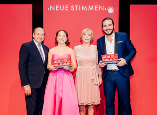 Liz Mohn, Gründerin des Wettbewerbs und Vorstandsvorsitzende der Liz Mohn Stiftung, und Dominique Meyer, Juryvorsitzender der NEUEN STIMMEN, mit den Erstplatzierten des NEUE STIMMEN-Wettbewerbs 2024. Magdalena Lucjan und Alejandro Baliñas Vieites gewinnen die NEUEN STIMMEN 2024.